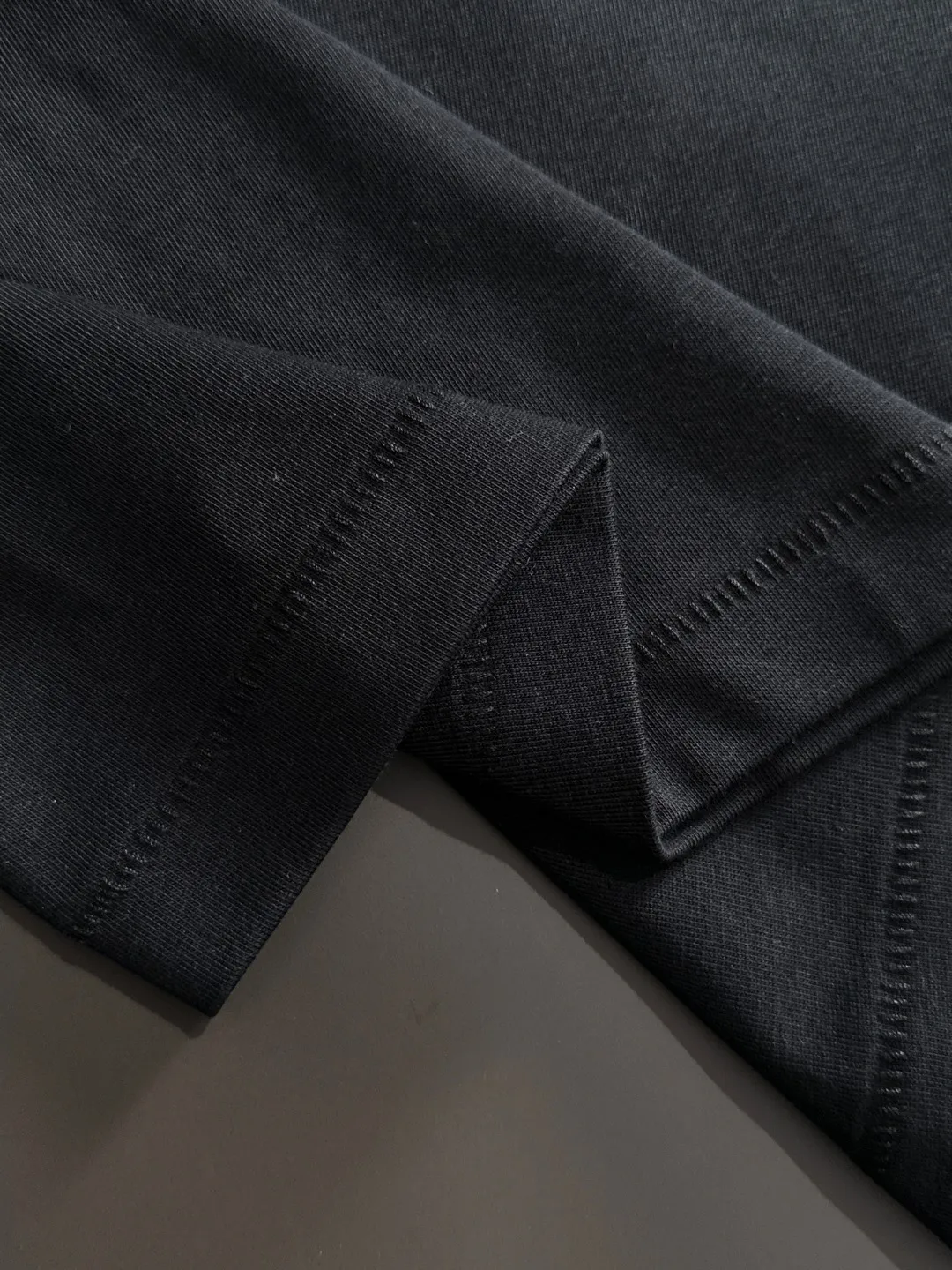 🅿️270 shipped next day, high quality Stone Island 2025 spring and summer new men's batik washed short-sleeved T-shirt, combed heavy weight washed double yarn fabric, high-strength fabric feels full of weight when weighed, and the upper body is more textured than ordinary T-shirts and is not easy to deform. This texture can cope with the weather, absorbs sweat and is breathable, suitable for both hot and cold! Perfectly produced with reference to the original stitch and stitch! Loose fit design, looks noble. Sizes: S to XXL (European sizes are larger, it is recommended to choose one size smaller than your usual size)